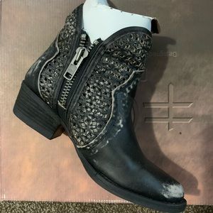 Circle G by Corral cutout booties with zippers